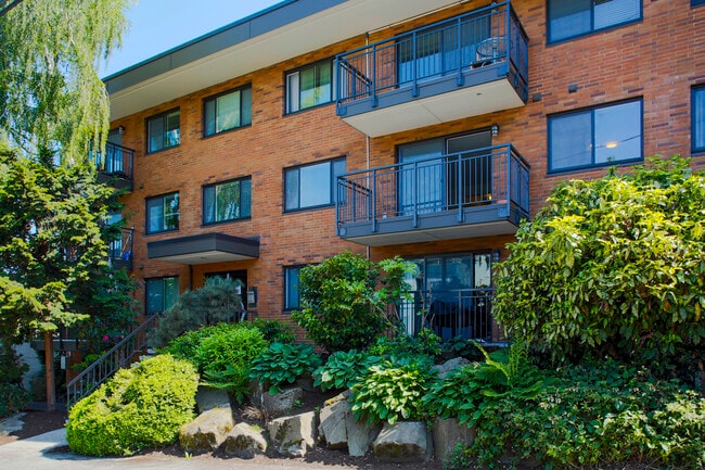 911 N 73rd St, Unit 302 in Seattle, WA - Foto de edificio - Building Photo