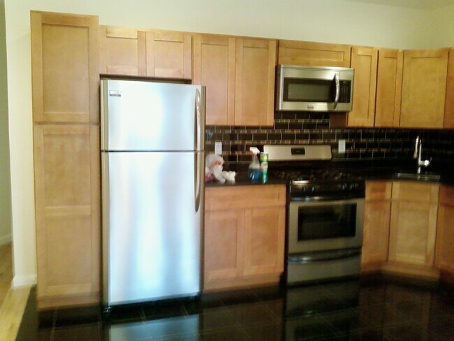 2121 43rd St, Unit 1st floor in Astoria, NY - Foto de edificio - Building Photo