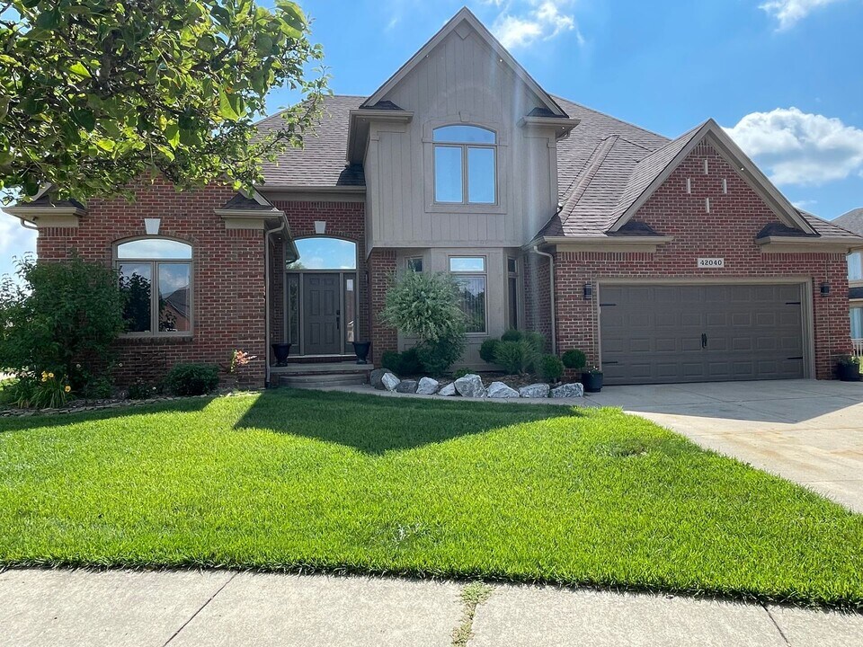 42040 Dorchester Ct in Clinton Township, MI - Building Photo