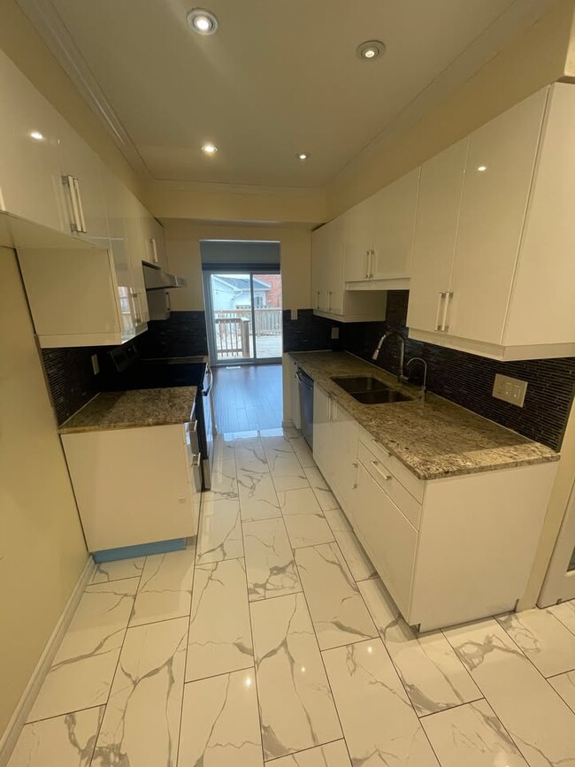 407 Keats Way in Waterloo, ON - Building Photo - Building Photo