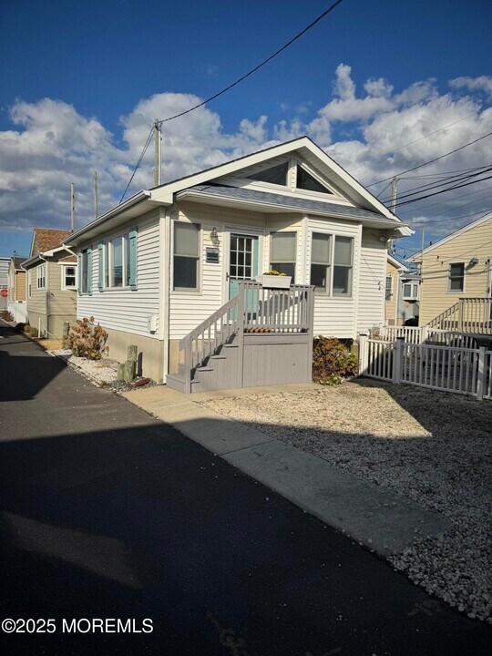 120 W Chadwick Way in Lavallette, NJ - Building Photo