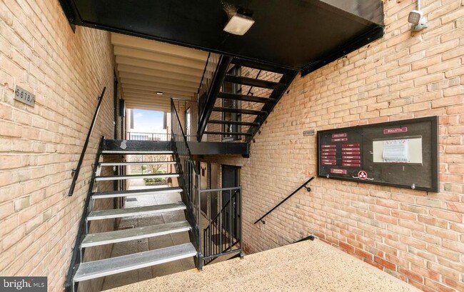 33 Stonehenge Cir in Pikesville, MD - Foto de edificio - Building Photo