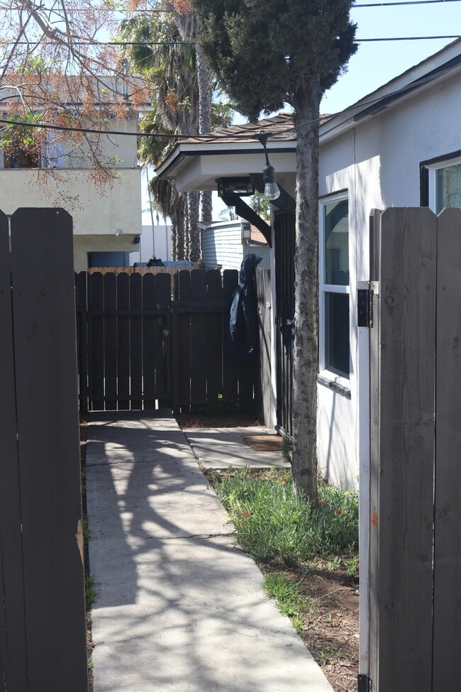 4336 Wilson Ave in San Diego, CA - Foto de edificio - Building Photo