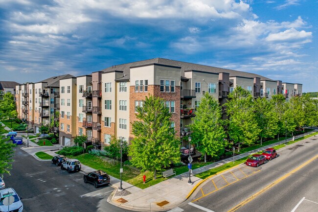 The Legends at Silver Lake in St. Anthony, MN - Building Photo - Building Photo