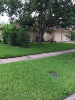 7010 Pickett Dr in Richmond, TX - Building Photo