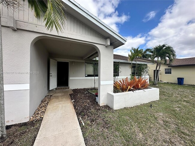 5828 SW 117th Terrace in Cooper City, FL - Building Photo - Building Photo