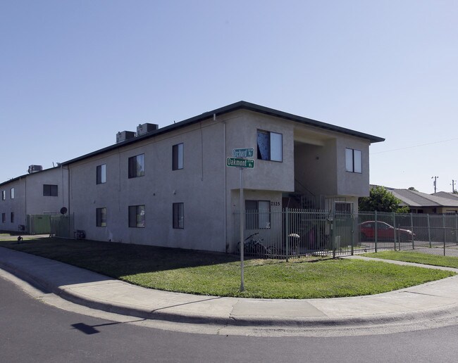 2125 Oakmont Way in West Sacramento, CA - Foto de edificio - Building Photo