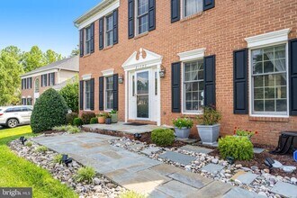 21320 Traskwood Ct in Sterling, VA - Building Photo - Building Photo
