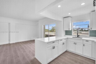 1960 Marseille Dr in Miami Beach, FL - Building Photo