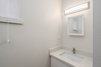 Husky Court in Seattle, WA - Foto de edificio - Interior Photo