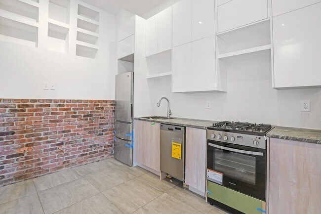 9009 Riverside Pl in North Bergen, NJ - Building Photo - Building Photo