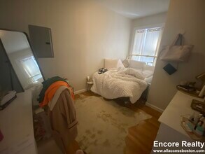 1942 Beacon St, Unit #1 in Boston, MA - Building Photo - Building Photo