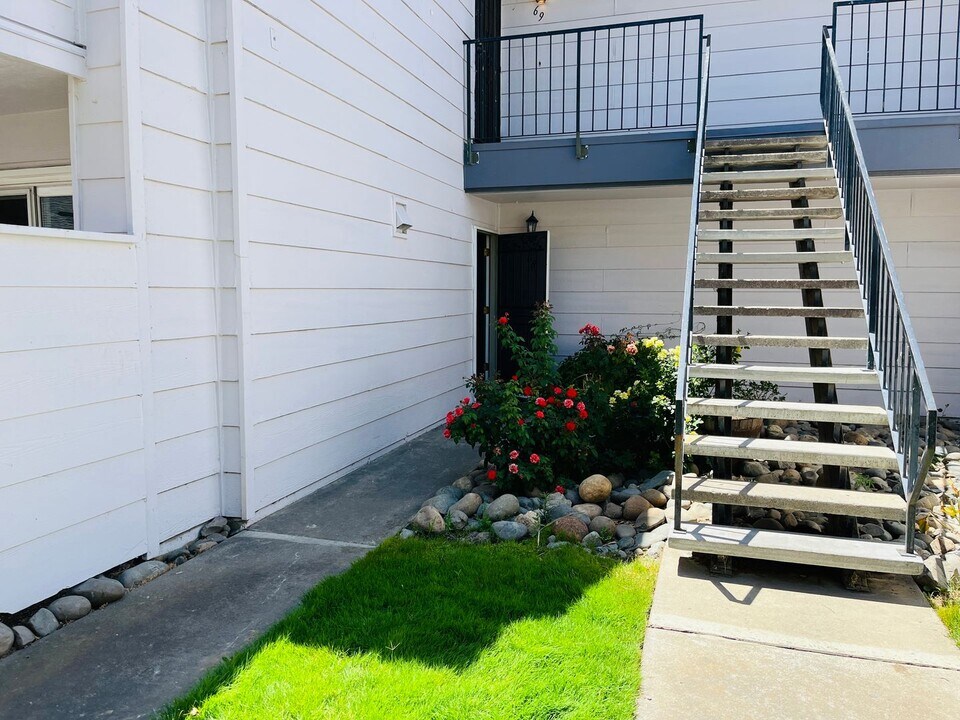 8240 Center Pkwy in Sacramento, CA - Building Photo