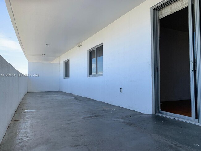 36 NW 6th Ave, Unit 1108 in Miami, FL - Foto de edificio - Building Photo