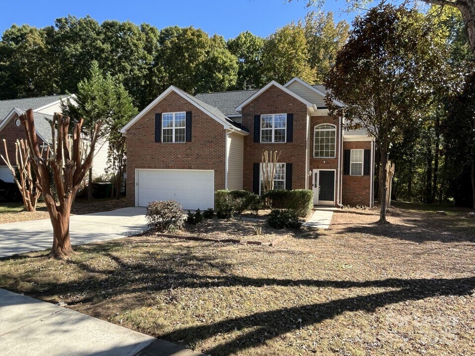 6304 Falls Lake Dr in Charlotte, NC - Building Photo