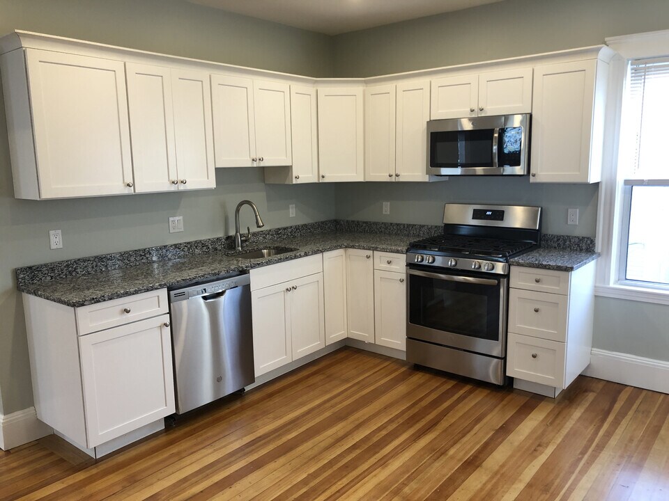 25 Howes St in Boston, MA - Building Photo