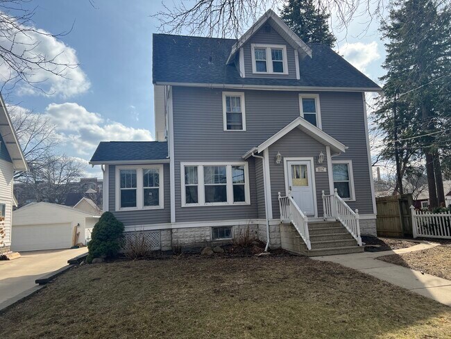 812 1st St NW, Unit 1 in Rochester, MN - Building Photo - Building Photo