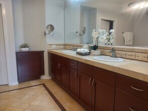 8211 Station Village Ln in San Diego, CA - Building Photo - Building Photo
