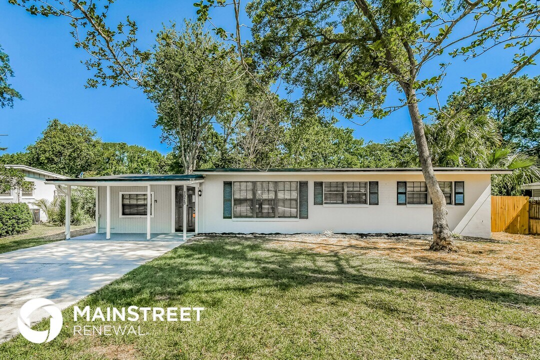 8029 Patou Dr N in Jacksonville, FL - Building Photo