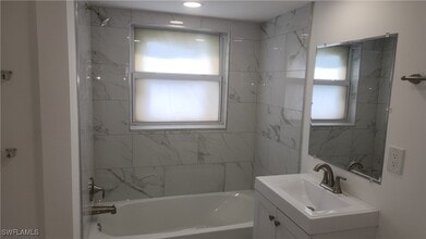 2590 First St in Ft. Myers, FL - Building Photo - Building Photo