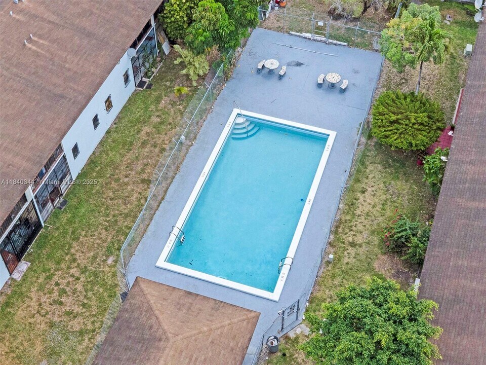 6215 W 24th Ave in Hialeah, FL - Building Photo