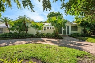 512 Warren Ln in Key Biscayne, FL - Building Photo