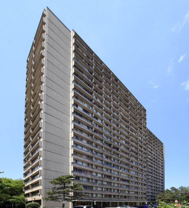 100 Leeward Glenway in Toronto, ON - Building Photo - Primary Photo