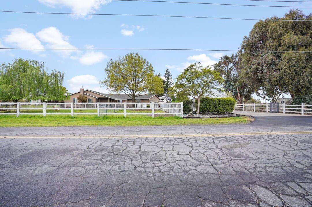 6649 Langworth Rd in Oakdale, CA - Building Photo