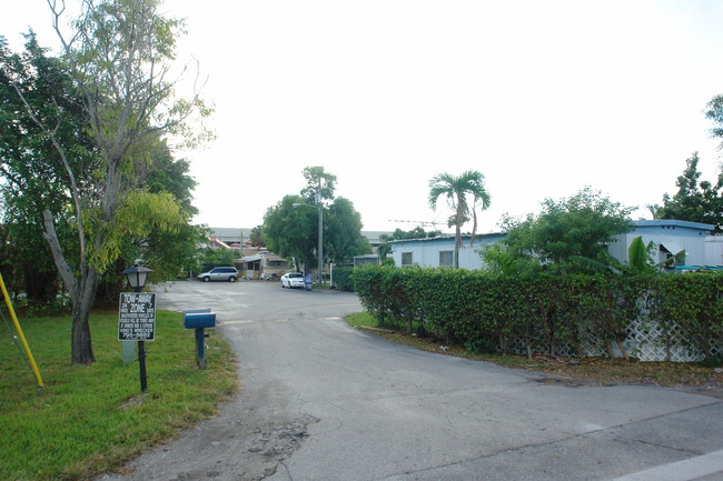 Holiday 2 Mobile Home Park in Lake Worth, FL - Building Photo - Building Photo