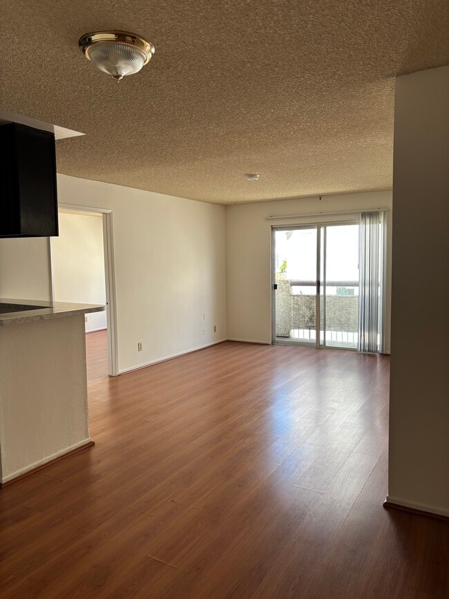 321 N Kenmore Ave, Unit 104, Unit 104