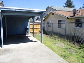 211 W Bolz Rd in Phoenix, OR - Building Photo - Building Photo