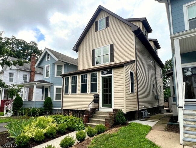 property at 60 Montague Pl