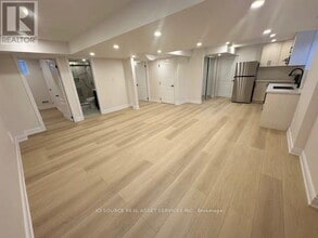 198 Camellia Cres in Oakville, ON - Building Photo - Building Photo