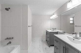 4215 N University Dr in Sunrise, FL - Building Photo - Building Photo