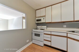 3900 N Pine Grove Ave in Chicago, IL - Building Photo - Building Photo