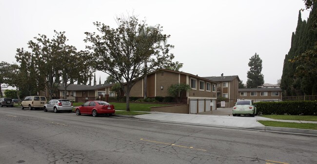 Cinnamon Creek Apartments in Anaheim, CA - Building Photo - Building Photo