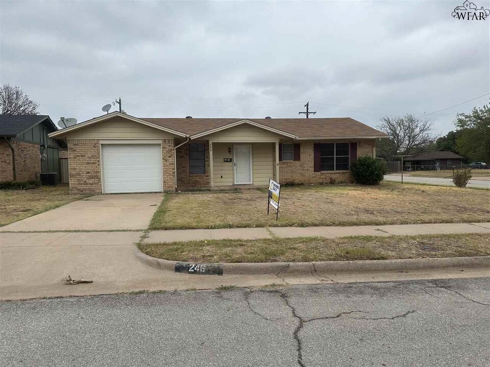 246 Glasgow Dr in Wichita Falls, TX - Foto de edificio