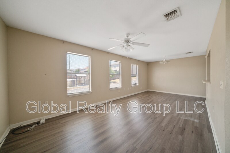 6931 Hallie Ridge in San Antonio, TX - Building Photo