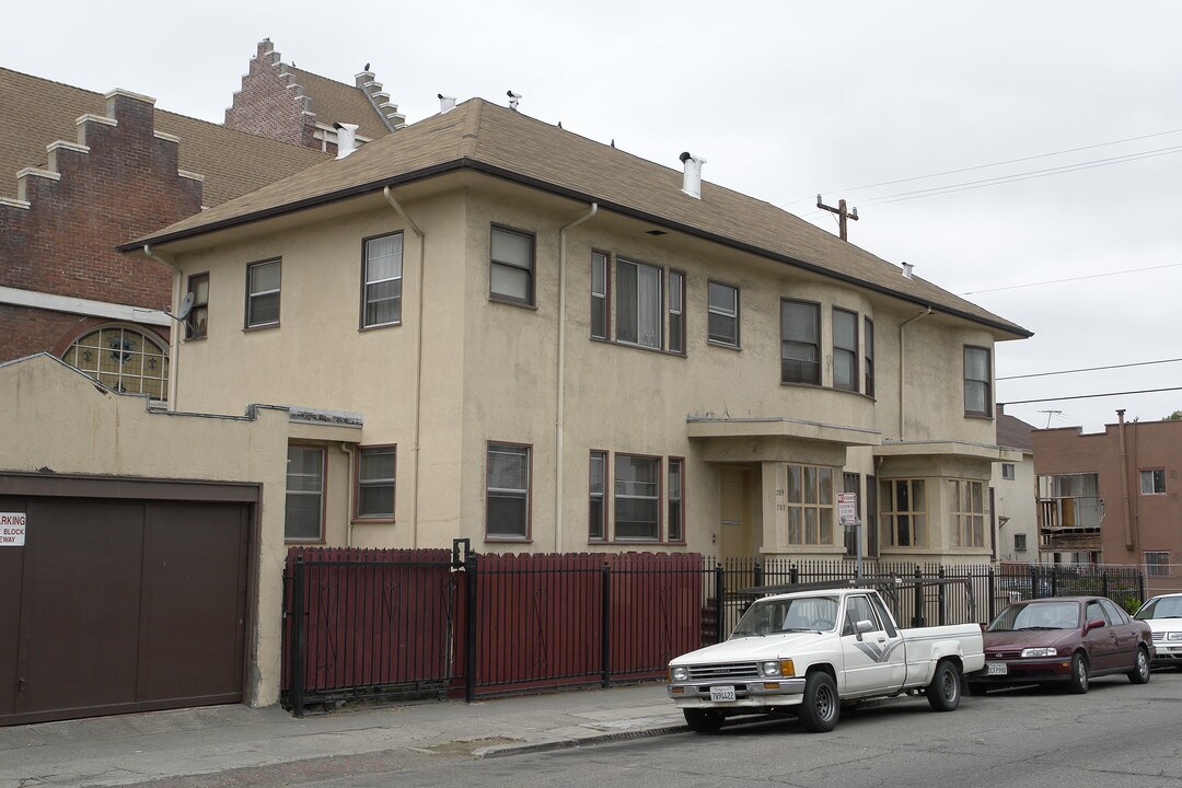 705-709 E 18th St in Oakland, CA - Foto de edificio