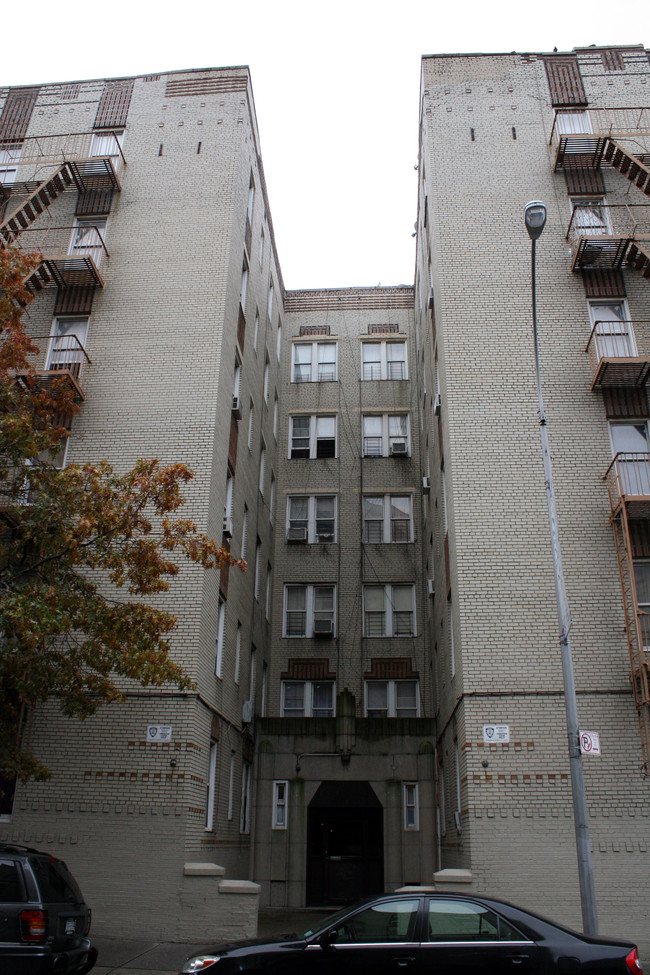 30 E 208th St in Bronx, NY - Building Photo - Building Photo