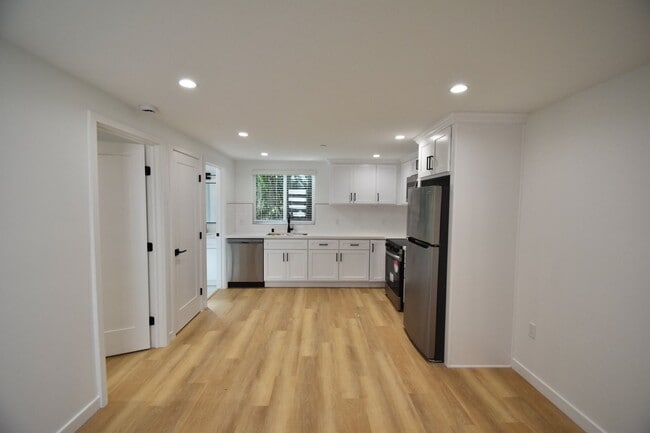 14830 Dickens St, Unit 14834 in Los Angeles, CA - Building Photo - Building Photo