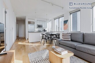550 W 54th St in New York, NY - Building Photo - Building Photo