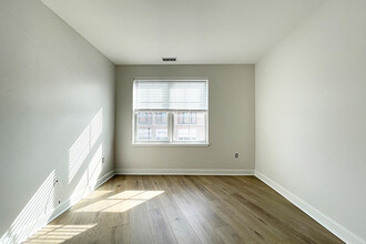 24 New Derby St, Unit 402 in Salem, MA - Building Photo - Building Photo