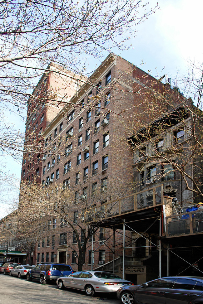 11 W 69th St in New York, NY - Foto de edificio - Building Photo