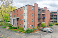 Totten Pond Village in Waltham, MA - Foto de edificio - Building Photo