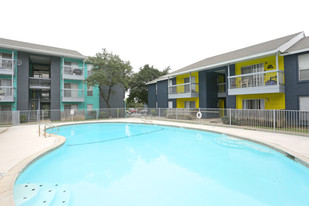 Peaks at Live Oak Apartments