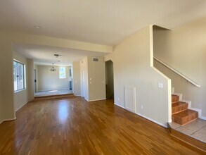 7020 Lennox Ave, Unit 7 in Van Nuys, CA - Foto de edificio - Building Photo