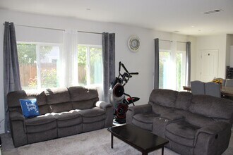 110 Alboran Sea Cir in Sacramento, CA - Building Photo - Building Photo