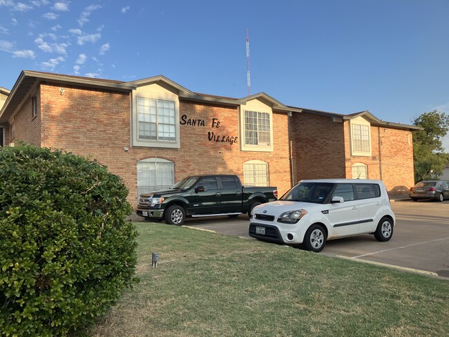 Santa Fe Village & Highlander Apartments in Wichita Falls, TX - Foto de edificio - Building Photo