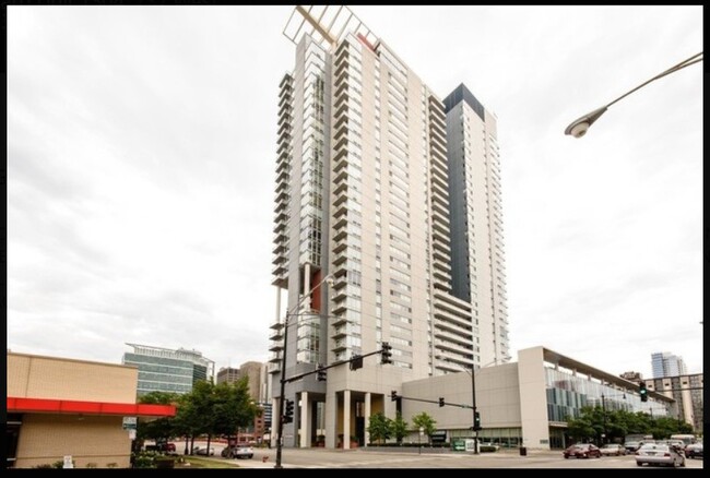 737 W Washington Blvd, Unit 1304 in Chicago, IL - Building Photo - Building Photo